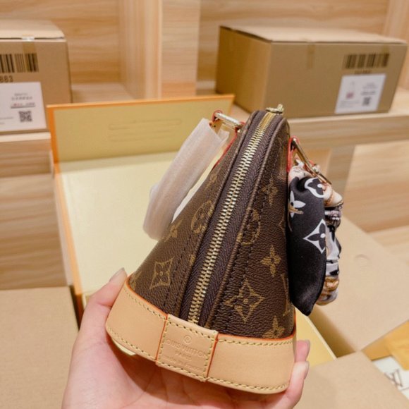 ✨🎉Absolute luxury💕Small Leather💖 - Picture 2 of 7